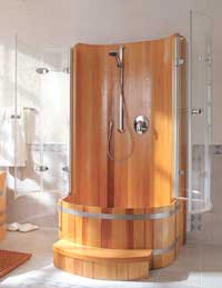 Holzdusche mit ge�ffneter T�r